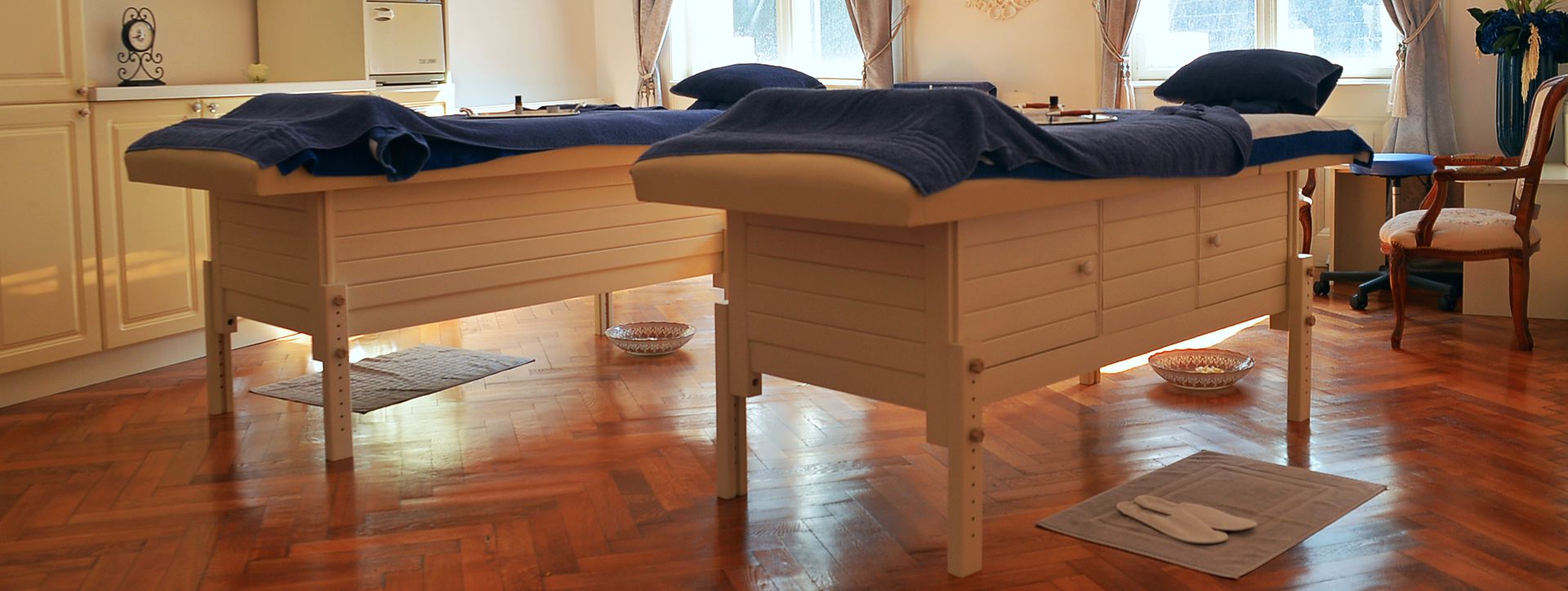 Masă de masaj staționară model Aisha de la Atelierul BIOS. Mese de masaj fixe fabricate în România!